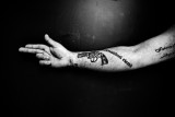 Independent on my skin 6 : Philip (40) - Dublin - The Gaelic phrase means: “These guns will never decommission”. He got the tattoo when the IRA was talking of decommissioning. // from seriea about IRA terrorists.