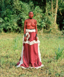 05_StatuetteSorsorne_Oumou_Guinee_2011 : forest, red woman