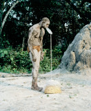 06_StatuetteVodun_AlimMamadou_Guinee : forest, black man, grey earth