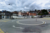 Favela Copacabana : Google Street View projekt Favela Copacabana pojednává o dvou geograficky sousedních, životní úrovní však naprosto odlišných prostředích. Pláž Copacabana se nachází v jižní části města Rio de Janeiro a její 4km pláží patří mezi nejznámější a nejvyhledávanější letoviska na světě.  V blízkosti pláže Copacabana se nachází více jak 60 hotelů a několik z nich leží přímo na pláži. Životní standard na Copacabana je dosti vysoký. Pouhých 200 metrů odsud se nachází 4 rozlehlé favely (brazilské slumy) Morro dos Cabritos, Pavao-Pavaozinho, Chapéu Mangueira a Babilônia. V Riu je roztroušeno okolo 625 různých favel, které zabírají pouze necelé 4 procenta celkové plochy města. Každý pátý občan šestimilionového města v jedné takové favele žije.  Street View od společnosti Google funguje na principu mechanického snímání urbanistické zástavby a venkovní krajiny pomocí kamer umístěných na střeše jedoucího auta. Tato automatická a nikým neautorizovaná obrazová sbírka skutečně...
