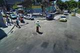 Favela Copacabana : Google Street View projekt Favela Copacabana pojednává o dvou geograficky sousedních, životní úrovní však naprosto odlišných prostředích. Pláž Copacabana se nachází v jižní části města Rio de Janeiro a její 4km pláží patří mezi nejznámější a nejvyhledávanější letoviska na světě.  V blízkosti pláže Copacabana se nachází více jak 60 hotelů a několik z nich leží přímo na pláži. Životní standard na Copacabana je dosti vysoký. Pouhých 200 metrů odsud se nachází 4 rozlehlé favely (brazilské slumy) Morro dos Cabritos, Pavao-Pavaozinho, Chapéu Mangueira a Babilônia. V Riu je roztroušeno okolo 625 různých favel, které zabírají pouze necelé 4 procenta celkové plochy města. Každý pátý občan šestimilionového města v jedné takové favele žije.  Street View od společnosti Google funguje na principu mechanického snímání urbanistické zástavby a venkovní krajiny pomocí kamer umístěných na střeše jedoucího auta. Tato automatická a nikým neautorizovaná obrazová sbírka skutečně...